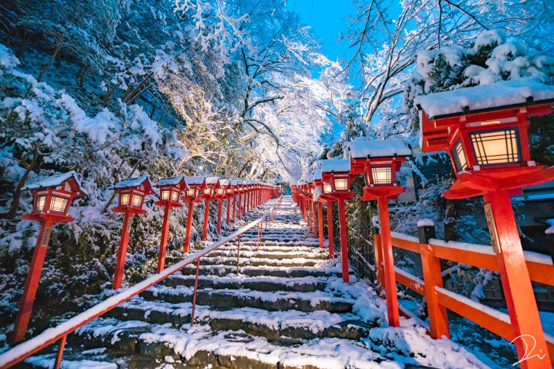 những ngôi đền Thần đạo phủ đầy tuyết trắng trong mùa đông
