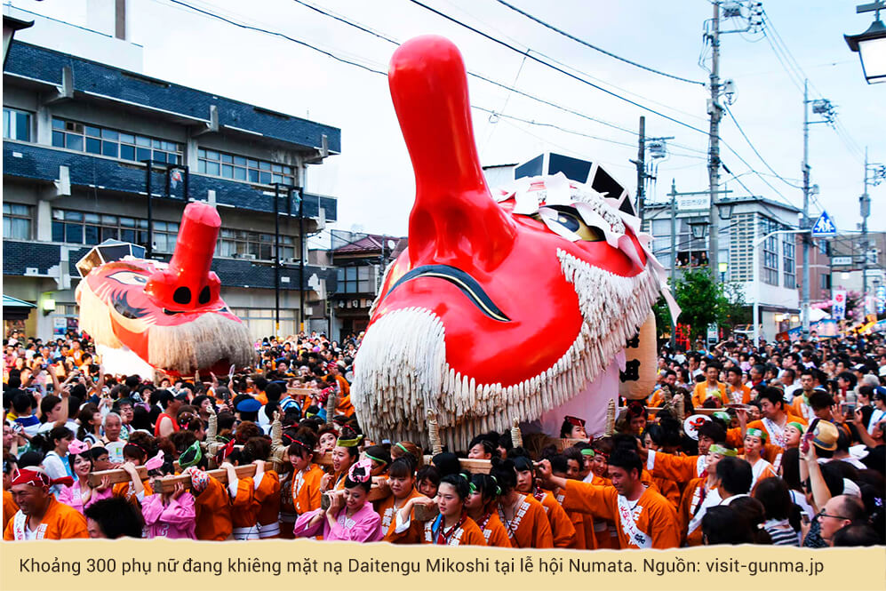Khoảng 300 phụ nữ đang khiêng mặt nạ Daitengu Mikoshi tại lễ hội Numata. Nguồn: visit-gunma.jp
