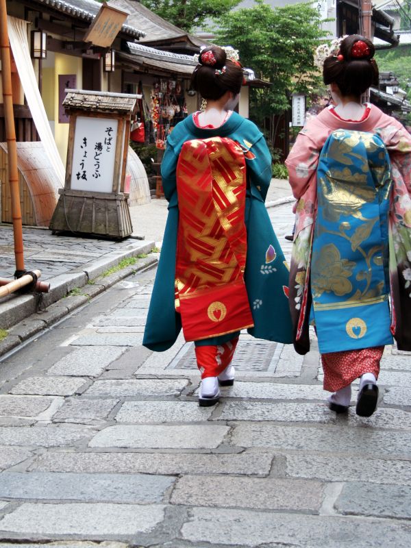 nhiều cô gái hiện đại đã e dè việc tự mặc Kimono