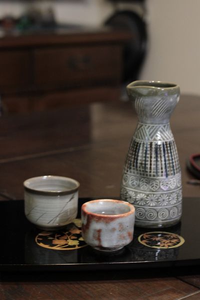 Chai và tách uống Sake truyền thống