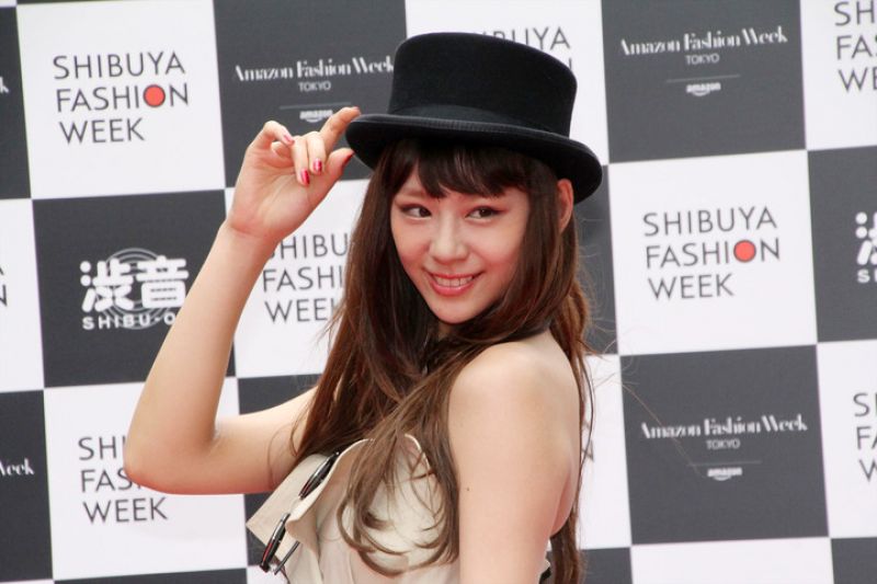 Mariya Nishiuchi quyến rũ với trench coat hở vai