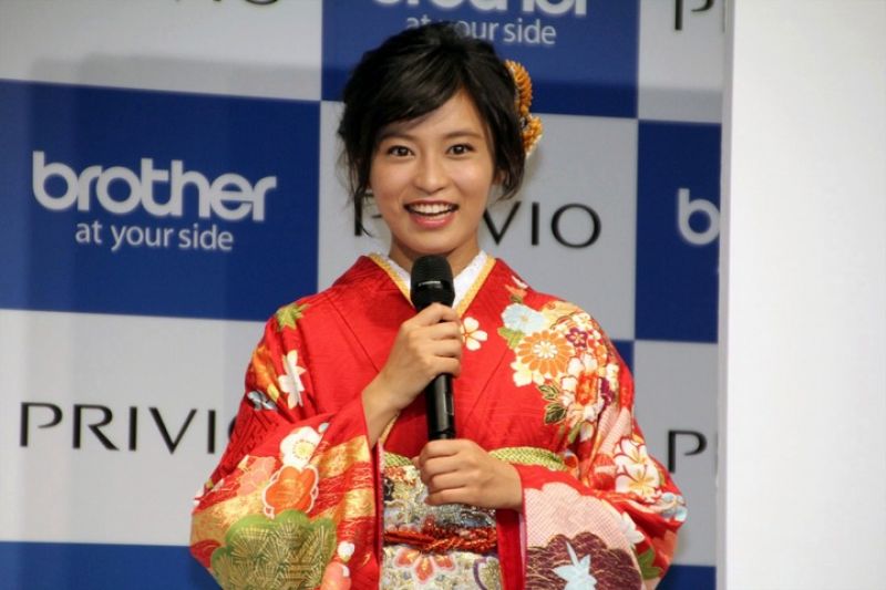 kojima ruriko trong bộ kimono đỏ