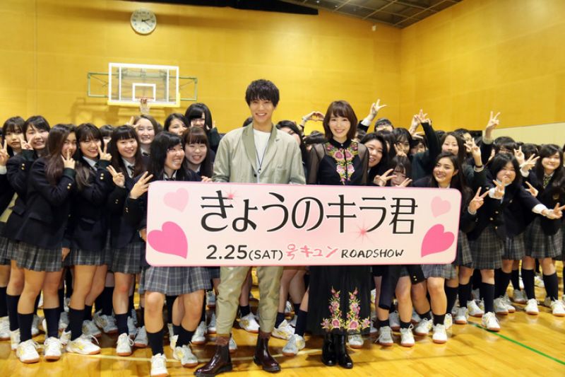 Cặp đôi Marie Iitoyo - Taishi Nakagawa được nữ sinh cấp 3 chào đón nồng nhiệt