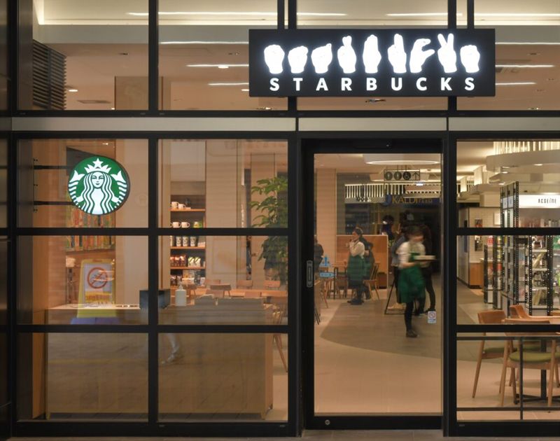 Starbucks mở cửa hàng sử dụng ngôn ngữ ký hiệu đầu tiên ở Tokyo