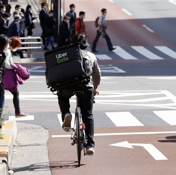Uber Eats Nhật Bản yêu cầu nâng bồi thường cho shipper