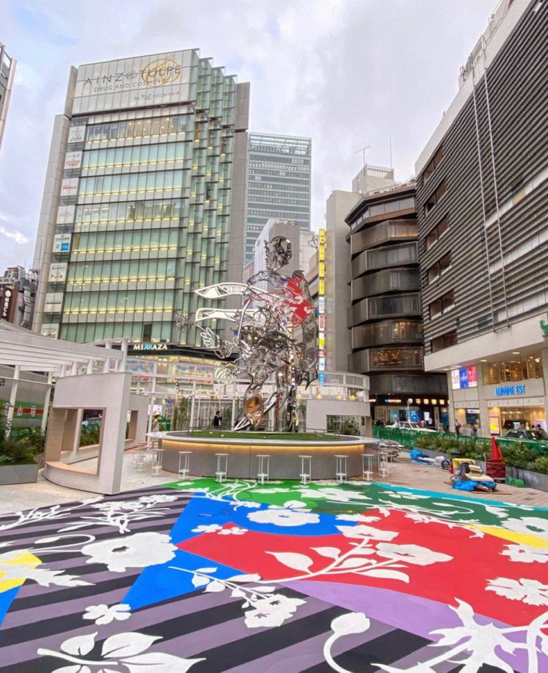 quảng trường nghệ thuật mới được xây dựng bên ngoài ga Shinjuku