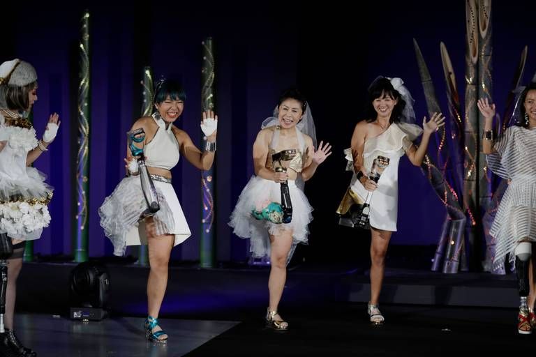 các VĐV Paralympic rạng rỡ trong biểu diễn thời trang Amputee ở Tokyo