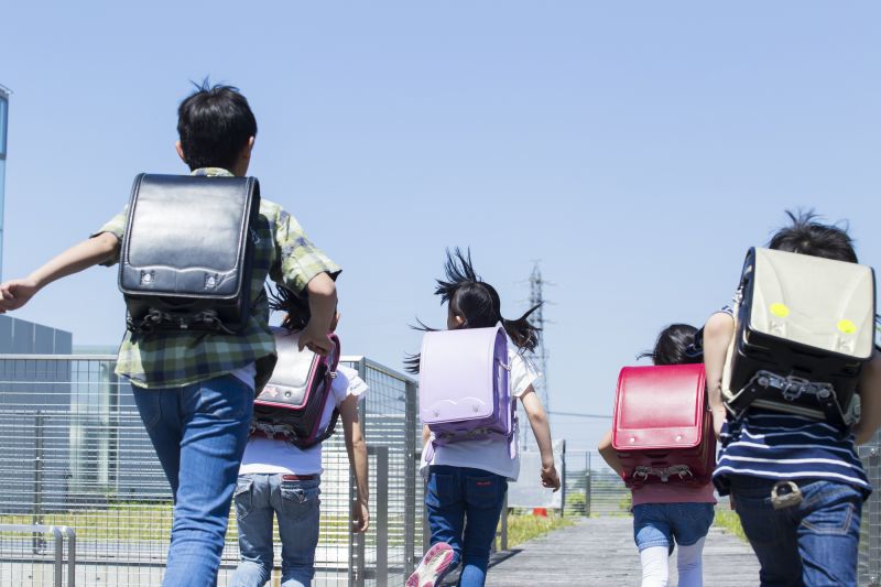 tỉnh Gifu cho học sinh tiểu học không cần đeo cặp đến trường vì nắng nóng