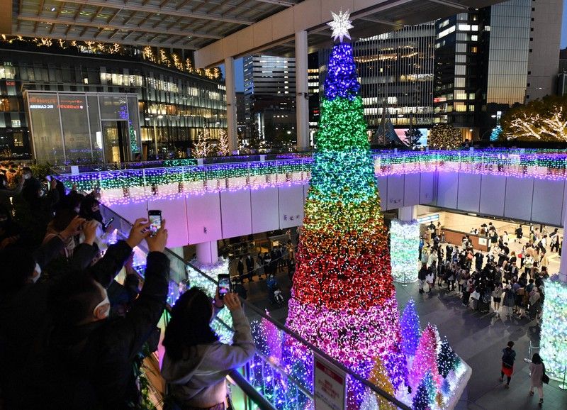 cây thông Giáng Sinh khổng lồ tại ga Nagoya