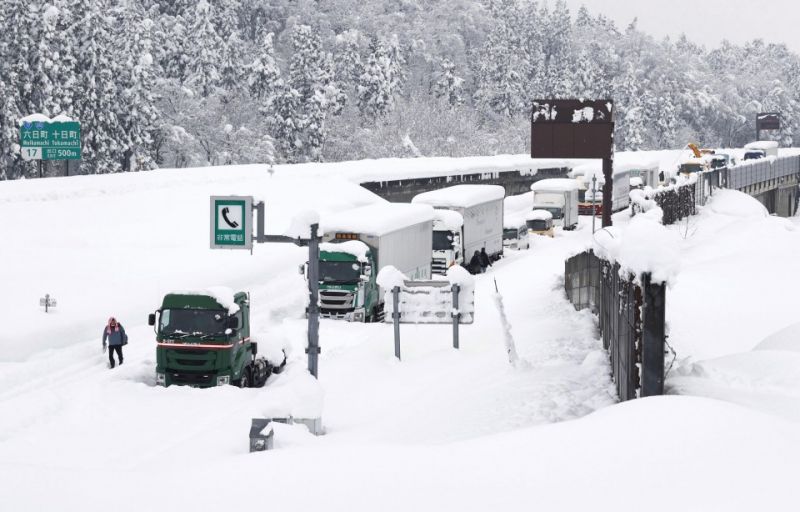 nhiều phương tiện giao thông bị mắc kẹt vì tuyết dày ở Nhật 