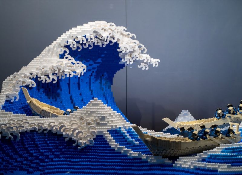 tái hiện bức họa sóng thần nổi tiếng của Nhật Bản bằng Lego