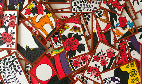 Một bộ Hanafuda tiêu chuẩn. Ảnh: Pinterest