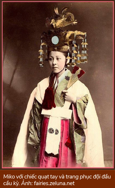 Miko với chiếc quạt tay và trang phục đội đầu cầu kỳ. Ảnh:fairies.zeluna.net